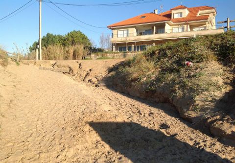 La erosin ha deteriorado el acceso a la playa de Canelas. 