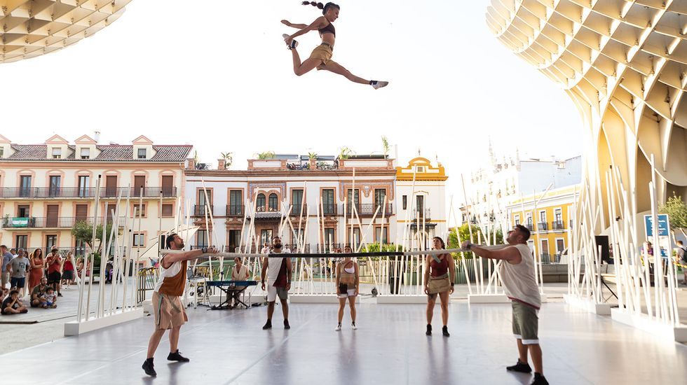 La compa��a Spinish Circo presenta �Fins ao cel� en la Praza de Santa Mar�a.