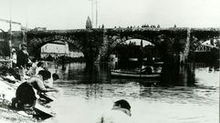 Un grupo de «lavandeiras» cerca del puente viejo, en una imagen de principios del siglo XX