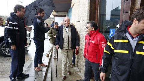 El rey emérito, Juan Carlos de Borbón,  en Sanxenxo para disfrutar de  la vela. Junto a Pedro Campos se acercó al Club Náutico de Sanxenxo para salir a navegar a bordo  el velero clásico de madera que tiene en esta localidad, en abril de 2016