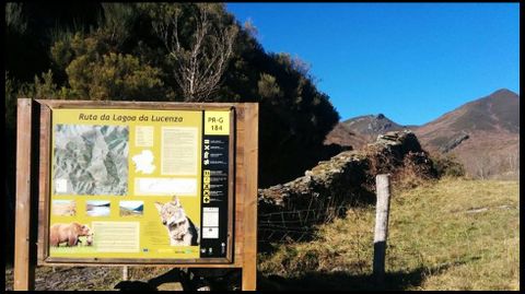 Señalización en la ruta de la laguna de Lucenza, en Quiroga