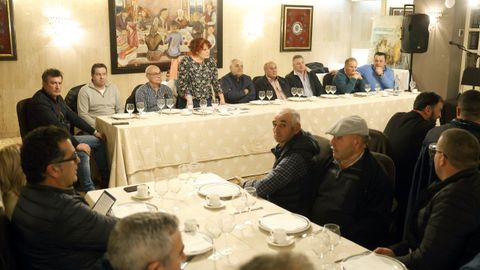 La asociación de tratantes celebró una asamblea en Lugo el viernes por la noche.