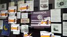 Carteles con contenidos franquistas y falangistas pegados en la fachada de la sede gijonesa de Podemos