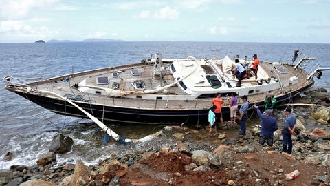 Policas y efectivos de emergencias examinan el velero Katerina tras zozobrar cerca de Lorito, en Filipinas, a consecuencia de la tormenta tropical Kai-Tak