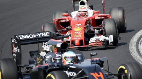 Alonso y Raikkonen, durante la carrera en Hungra