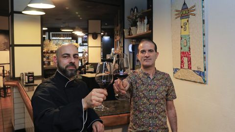 Pablo Jorge (a la izquierda) y Pablo Liares (a la derecha) dirigen la Taverna do Ensanche en la calle Santiago de Chile 