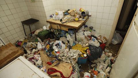 La cocina de la vivienda de una mujer afectada por el síndrome de Diógenes en A Coruña, en una foto de archivo