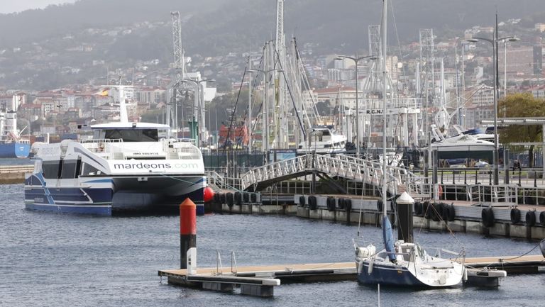 La Xunta mantiene los descuentos del barco entre Vigo y O Morrazo y dice que no puede intervenir en el servicio