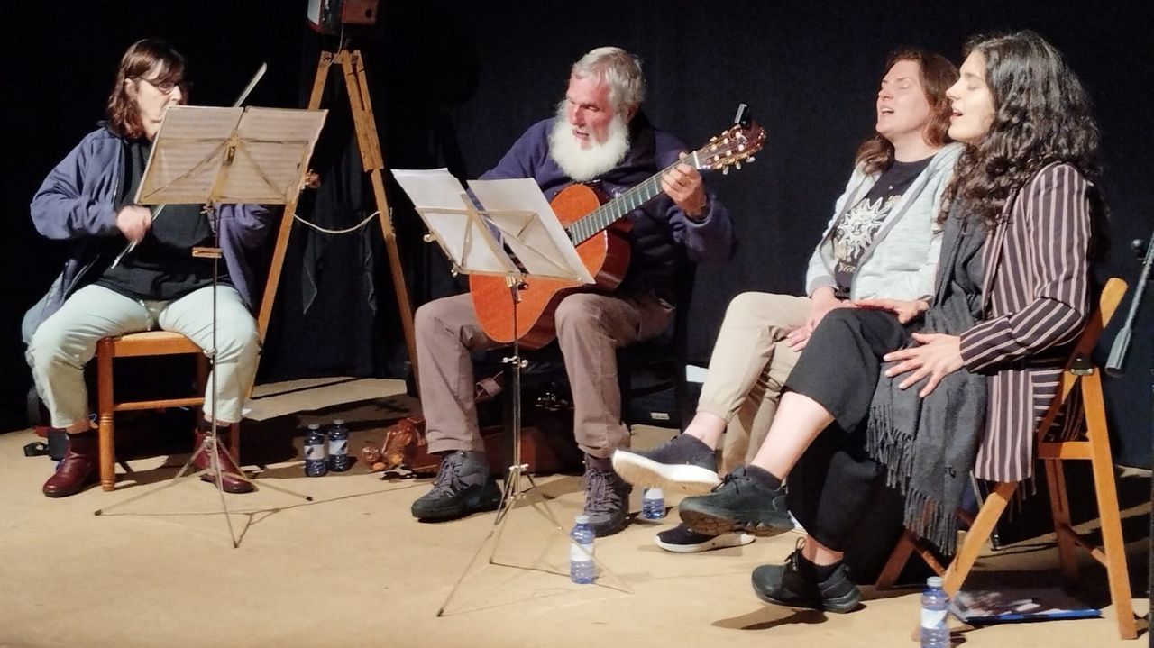 <span lang= gl >A formaci&oacute;n Catro nun zoco, integrada por Mini, Iria e Navia Rivas, e Mari&ntilde;a Quintill&aacute;n, en imaxe de arquivo durante unha actuaci&oacute;n non Teatro d&aacute;s Cortes, que impulsa a asociaci&oacute;n cultural Volta e D&aacute;lle na aldea de Xestoso, na parroquia de Cabanas (O Vicedo)</span>