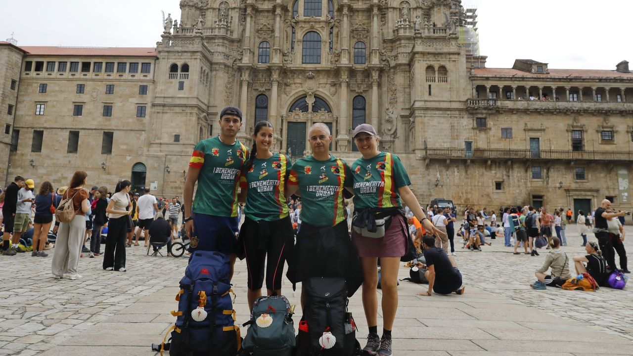 Miquel Fornera hace el Camino de Santiago vestido de legionario para promocionar su libro �Cadenas de Hierro�.Francisco Garc�a e Isabel Mar�a Ortega peregrinaron junto a sus hijos Fran e Isabel