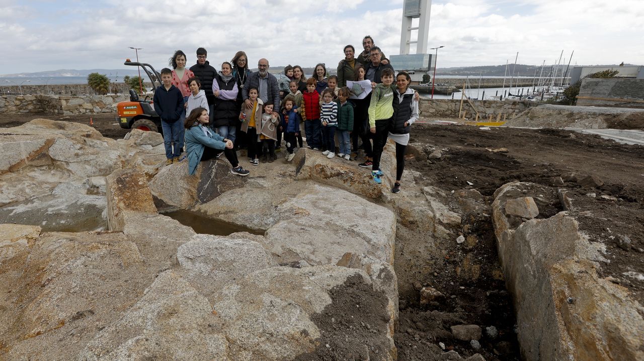 Todas las playas gallegas que tendrn bandera azul este 2023.Arquitectos y familias del taller Nenoarquitectura de la Fundacin Luis Seoane, encima de la roca que aflor en diciembre durante las labores de excavacin del parque del Eirn, en la que se aprecian cortes y lneas regulares de canteros (en el extremo inferior derecho de la foto) que podran haber trabajado en la fundacin de la propia muralla.