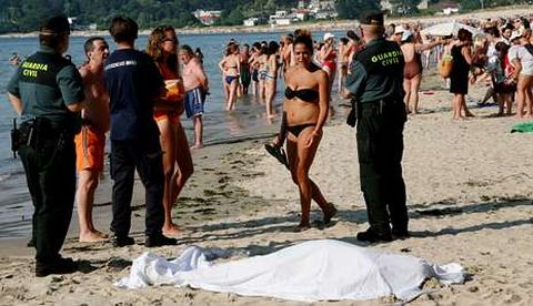 El hombre falleci en la playa de Mio; el equipo de rescate intent reanimarlo, sin xito.