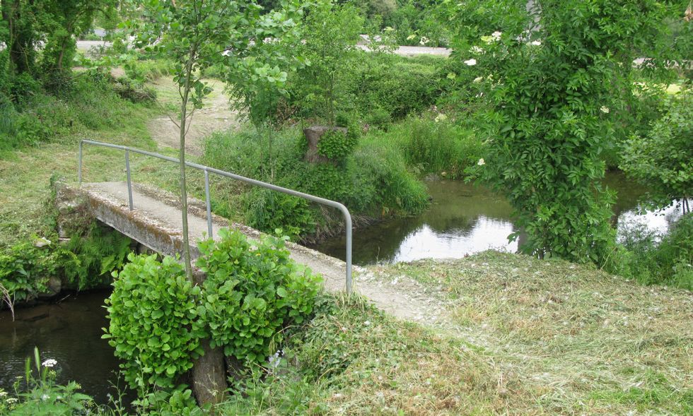 El puente actual para acceder a Requeixo �nicamente permite el paso de peatones o bicicletas. 