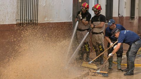 Operarios limpian las calles en la localidad malaguea de Campillos tras las fuertes lluvias cadas el fin de semana
