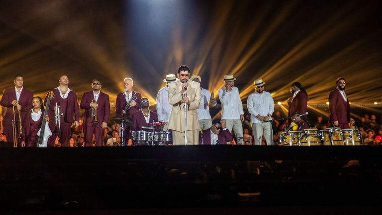 Bad Bunny comienza su esperada gira mundial: «Vamos a bailar mucho, a pasarla bien, a reír y a llorar»