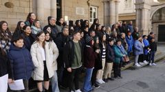 Alumnos de varios centros escolares de la ciudad se sumaron al minuto de silencio en apoyo a Ucrania frente a la casa consistorial de Ourense