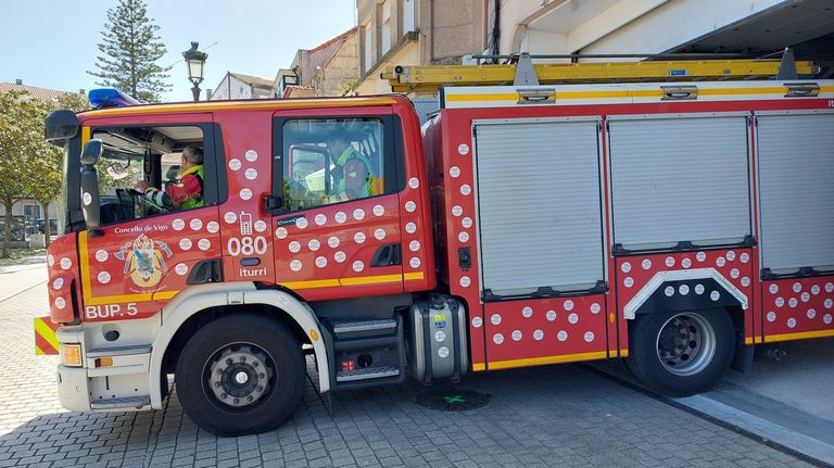 Los bomberos rescatan a una persona impedida que pedía auxilio dentro de su casa de Vigo