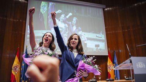 Las ministras de Podemos, Irene Montero y Ione Belarra, convirtieron el acto de traspaso de carteras del 21 de noviembre en un alegato contra el jefe del Ejecutivo. «Hoy Pedro Sánchez nos echa de este Gobierno», proclamaron