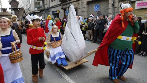Domingo de entroido en Verín. Desfile con mucha participación y público. La fuerza de Asterix.