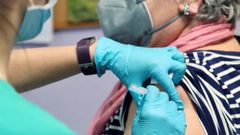 Una mujer es vacunada en Gijn