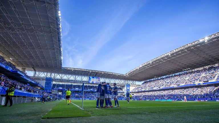 Los jugadores del Oviedo celebran un gol en el Tartiere