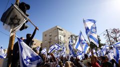 Manifestantes protestan contra la reforma judicial de Netanyahu en Tel Aviv.