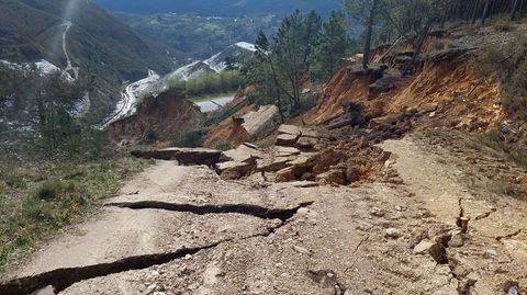 El derrumbe, visto desde arriba, desde una pista que conduce a la cima del monte Pia Paxaro y que también se vino abajo este domingo
