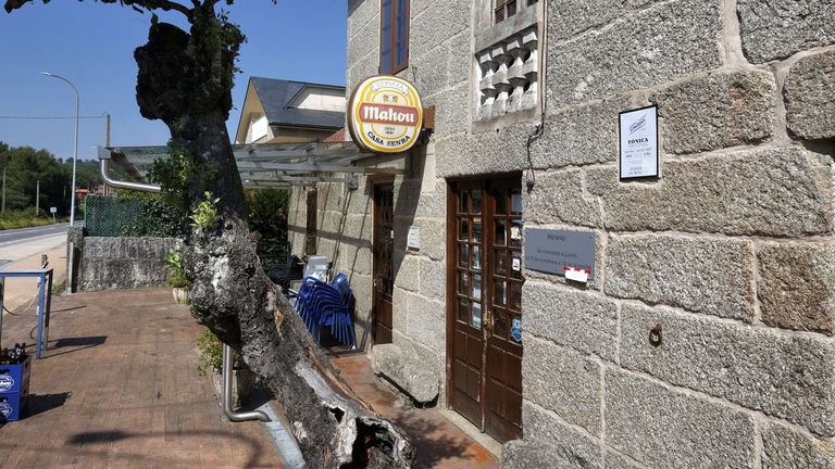 Un policía de Pontevedra salva la vida a una mujer atragantada y luego se juntan en urgencias al picarle a él una velutina y darle alergia