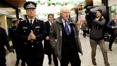 El alcalde de Londres, el conservador Boris Johnson, y el comisario de la polica metropolitana de Londres, Bernadr Hogan-Howe, tras el anuncio. 