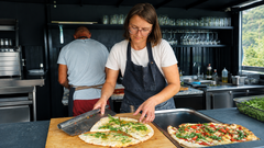 Katarzyna Kulicka preparando una pizza