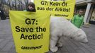 Activistas de Greenpeace posan con la maqueta de un oso polar y con pancartas que decían «G7: Salva el Ártico» en Lübeck, al norte de Alemania, en una imagen de archivo.