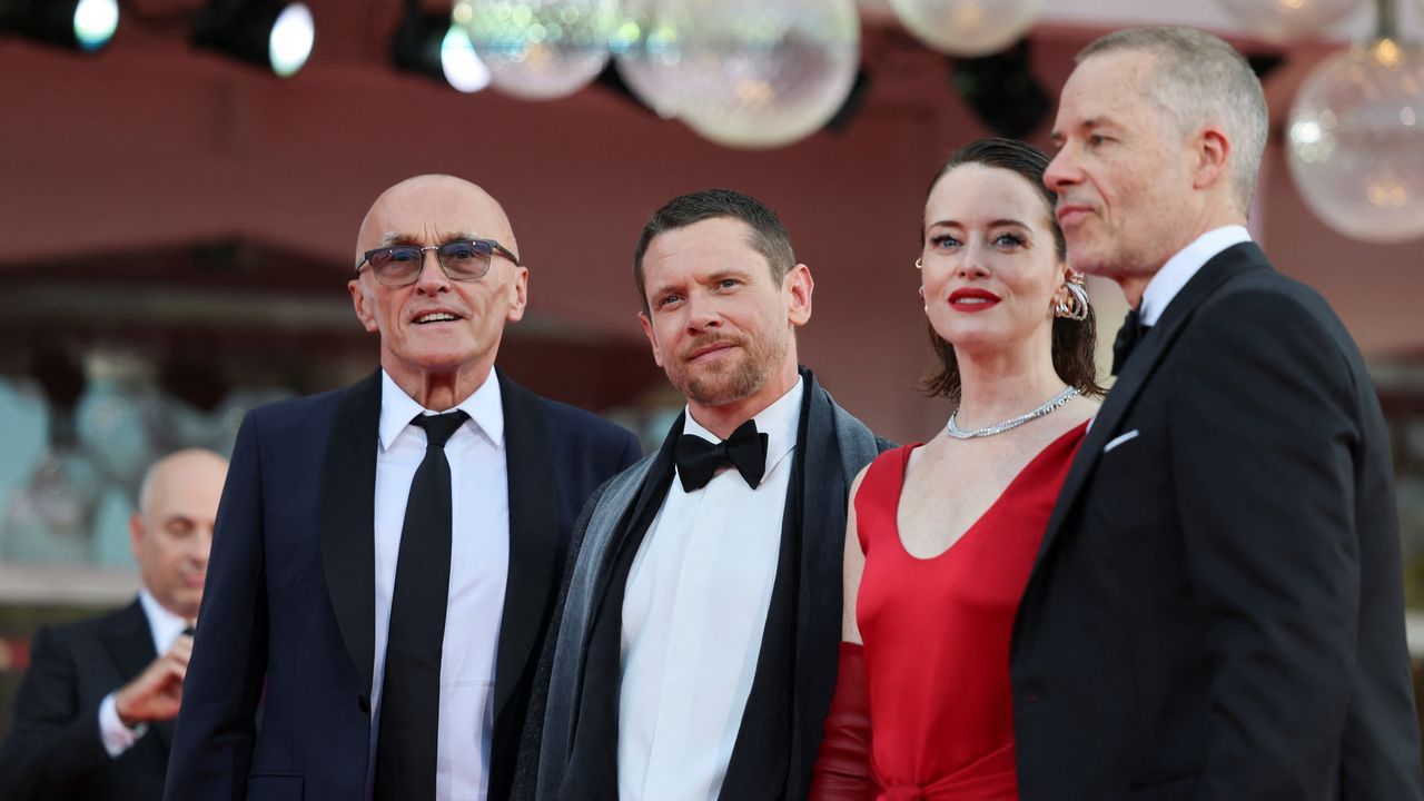 El director Danny Boyle con los actores Guy Pearce, Jack O'Connell y Claire Foy.