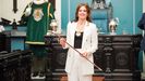 La alcaldesa entrante de Vitoria, Maider Etxebarria, con el bastón de mando en la sesión del Ayuntamiento