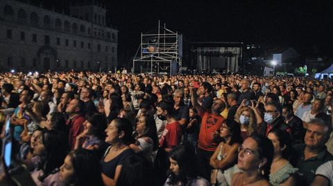 Miles de personas presenciaron el concierto de Edurne, el de la cuarta noche de las fiestas de agosto de Monforte