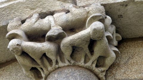Un capitel esculpido en el exterior de la iglesia de las Bernardas de Pantn (ruta 3)