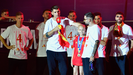 lvaro Morata y lex Baena abrazan a Mara Caamao en la celebracin de la seleccin espaola campeona de la Europacopa 2024.