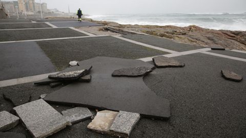 Daños por el temporal en el Paseo Marítimo de A Coruña