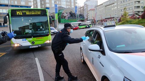 Polica Nacional, Local y Autonmica reparten mascarillas a transentes y conductores en la plaza de Amrica de Vigo