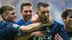 Borja Bastón celebra su gol al Málaga junto a Viti, Lucas y Javi Mier