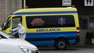 Ambulancia en la zona de urgencias, en el Hospital da Mariña