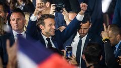 Emmanuel Macron, este domingo, saludando a sus simpatizantes en el acto de celebracin en el Campo de Marte de Pars