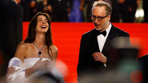 Gary bromea con Anne Hathaway en la alfombra roja de Cannes.