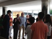 El conselleiro conversa con un grupo de alumnos durante su visita al centro.