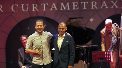 Premio al mejor corto, Mads Koudal. Entrega el galardón el concejal José Pérez