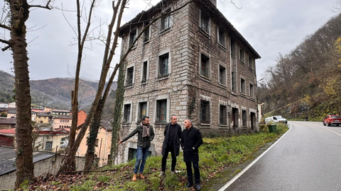 El consejero de Ordenaci�n del Territorio, Urbanismo, Vivienda y Derechos Ciudadanos, Ovidio Zapico, durante su visita a La Foz de Morc�n.