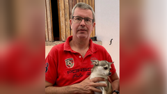 Guillermo Fontoira, junto a su perrita Frida