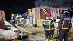 Los servicios de emergencia sofocaron las llamas en el punto limpio de Ribadavia