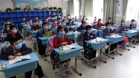 Los estudianes chinos de último curso de secundaria y bachillerato regresaron hoy a las aulas