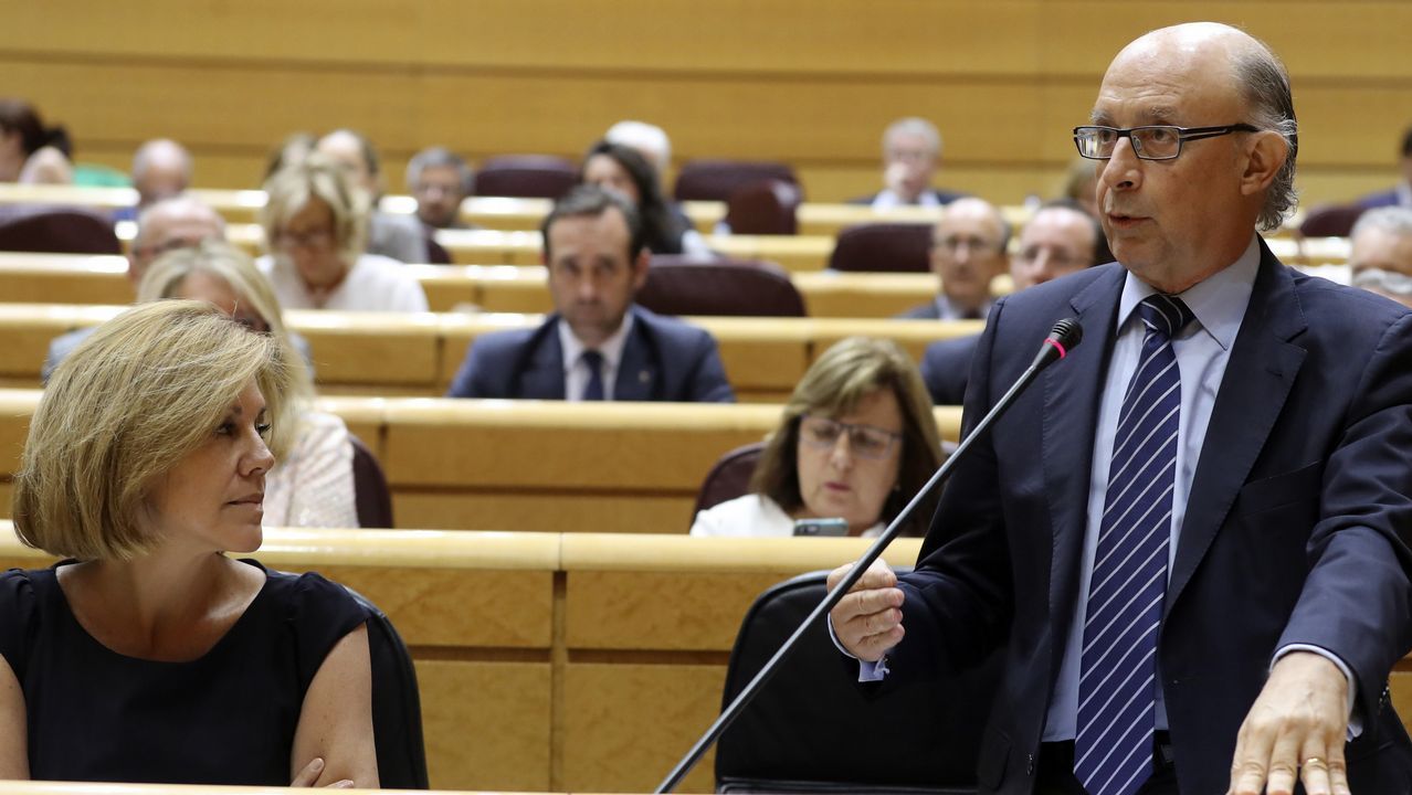 Un autobs simula la emigracin asturiana de Tineo, durante el desfile del Da de Amrica en Asturias.La escultura 'La madre del emigrante', en Gijn