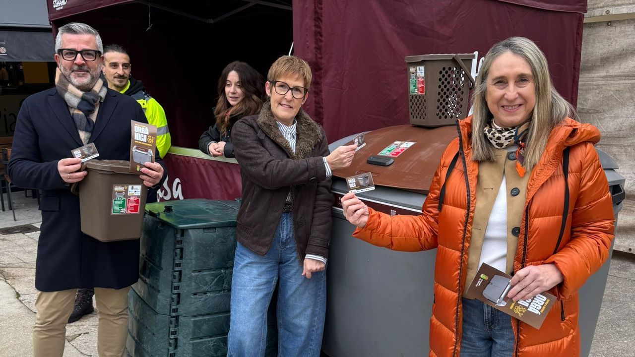 La narcolancha precintada y guardada en la nave municipal de Os Muíños horas después de ser sustraídos los cuatro potentes motores.
